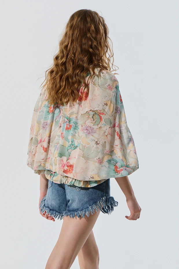 Blusa estilo capa con estampado floral