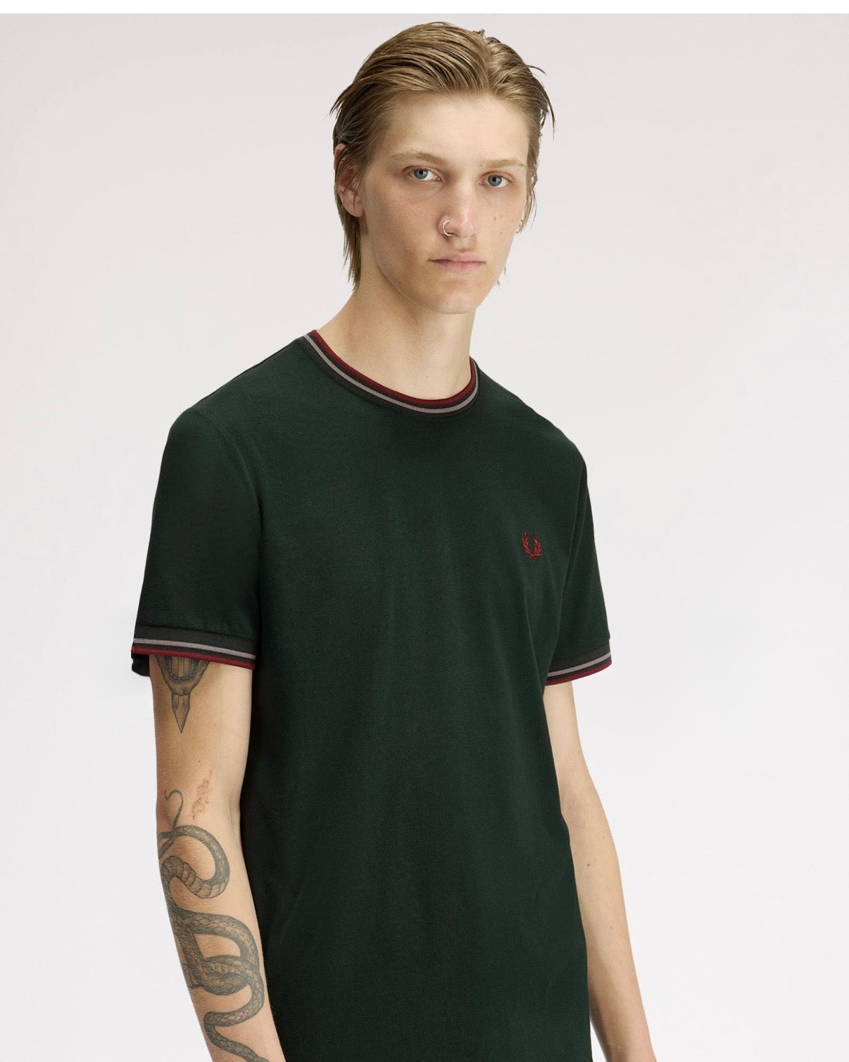 Camiseta con el ribete con dos franjas