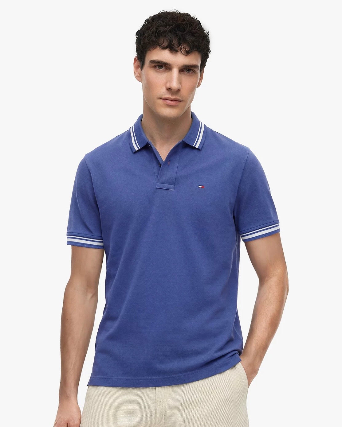 Polo ribeteado de corte regular con logo de Tommy