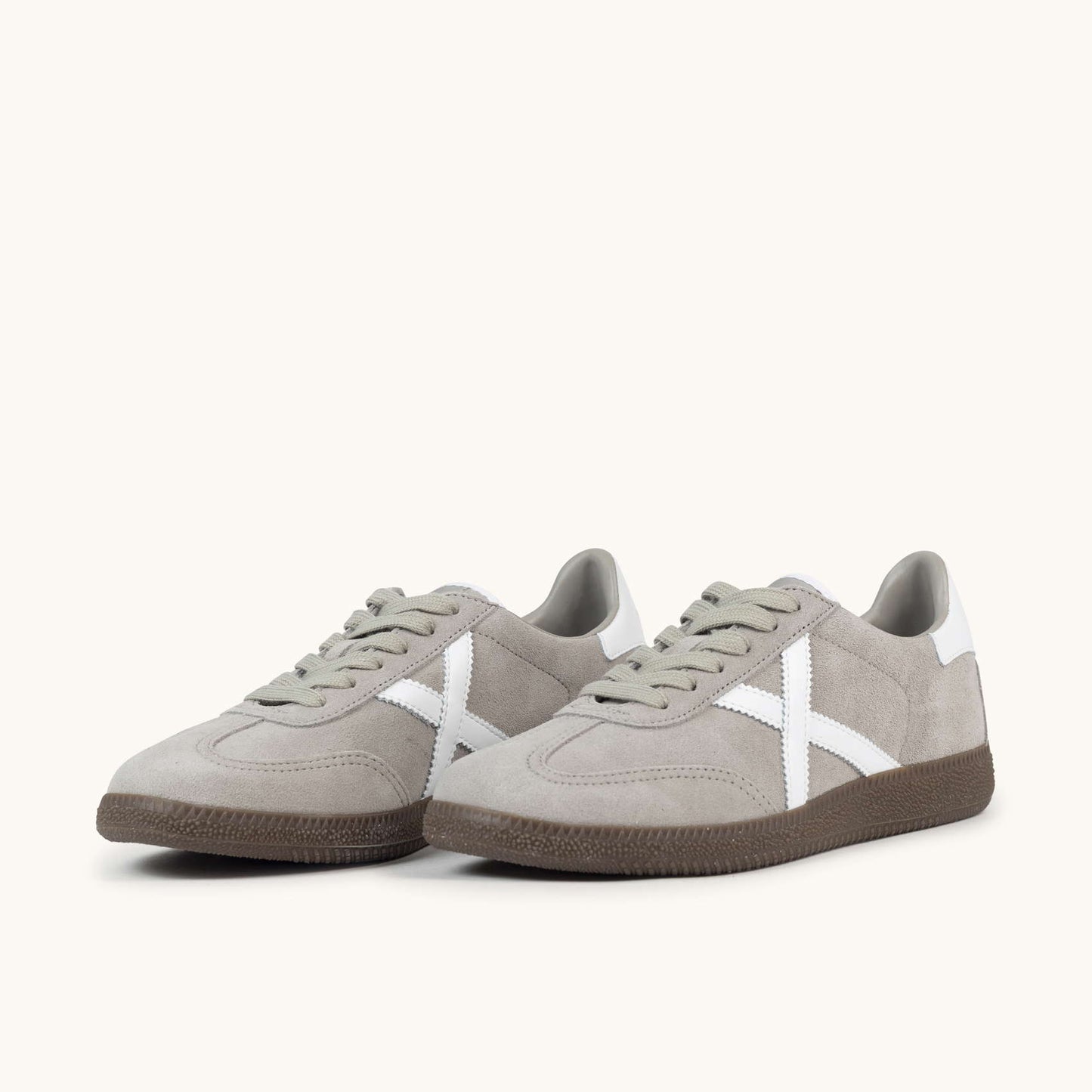 MUNICH BARRU 216 Zapatilla casual de serraje gris con suela caramelo