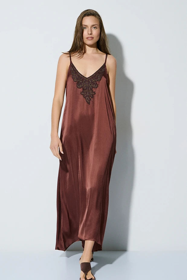 Vestido largo con detalles bordados