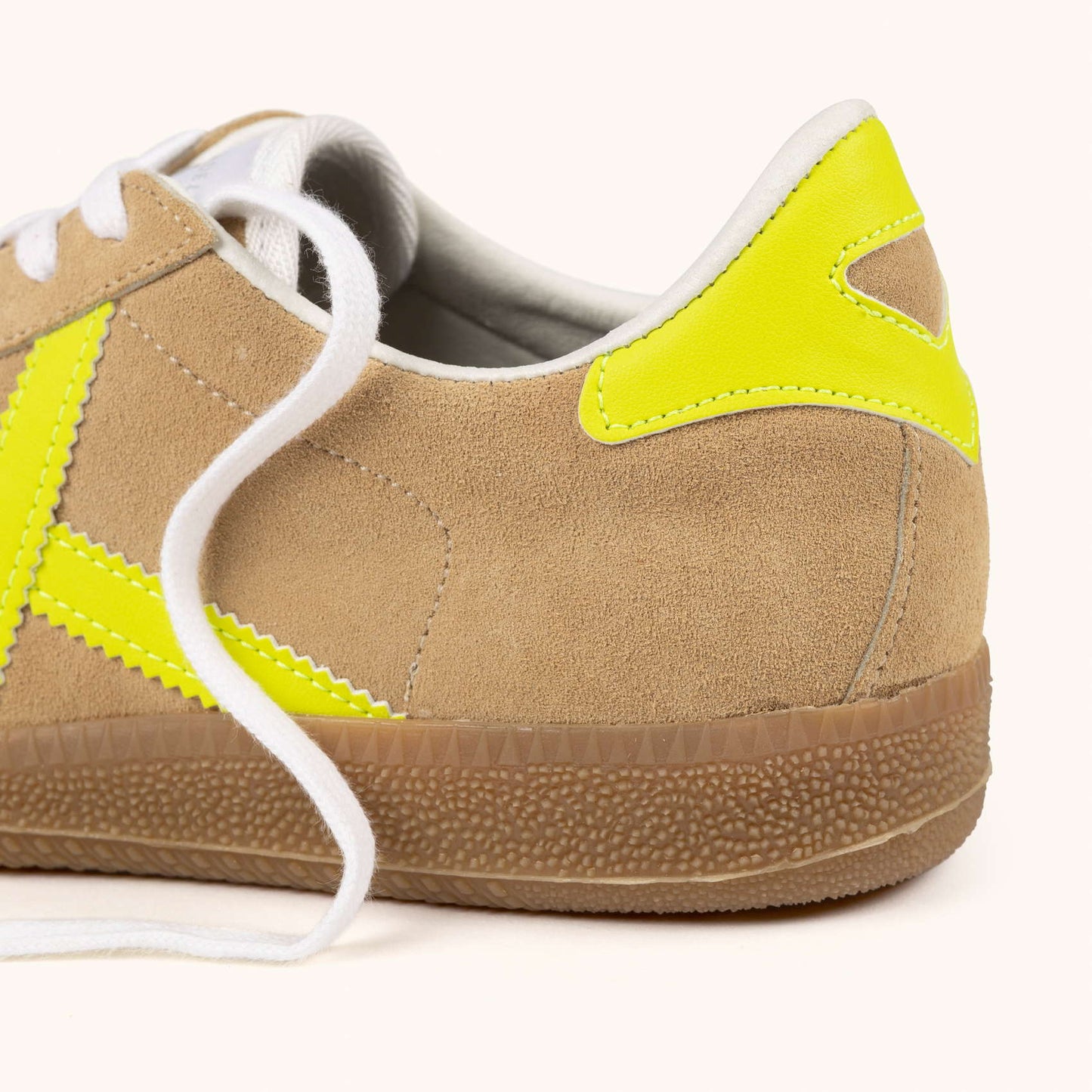 MUNICH BARRU 226 Zapatilla casual de serraje arena con detalles flúor y suela caramelo