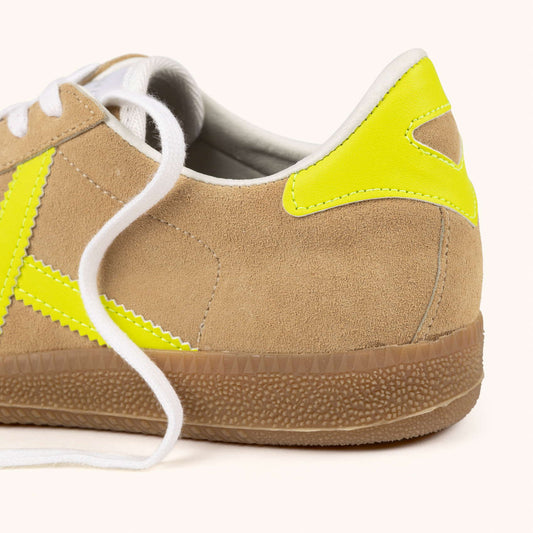 MUNICH BARRU 226 Zapatilla casual de serraje arena con detalles flúor y suela caramelo