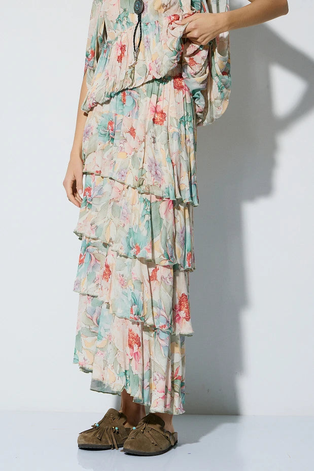 Falda midi floral con volantes