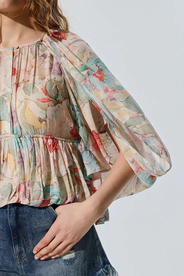 Blusa estilo capa con estampado floral