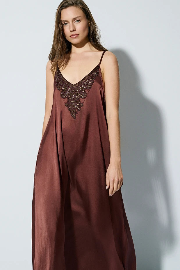 Vestido largo con detalles bordados