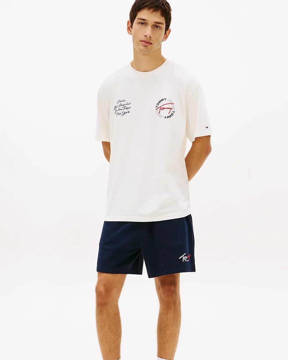 Camiseta amplia con logo trasero