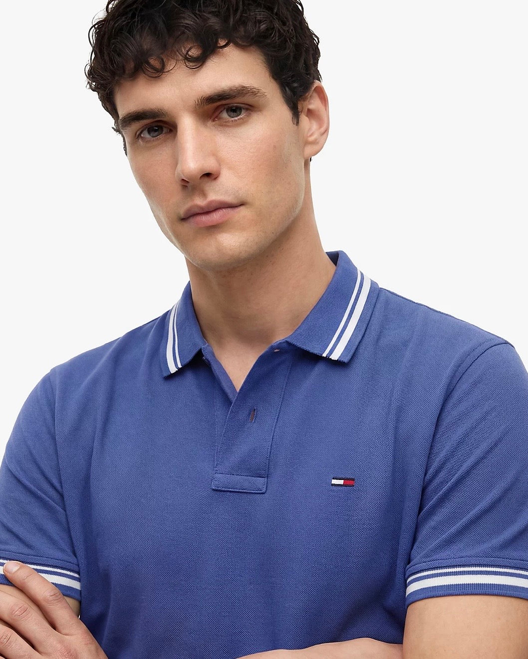 Polo ribeteado de corte regular con logo de Tommy