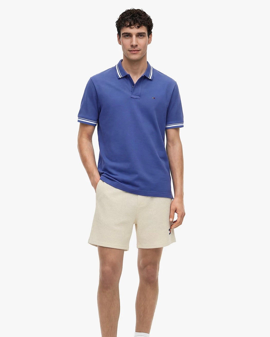 Polo ribeteado de corte regular con logo de Tommy