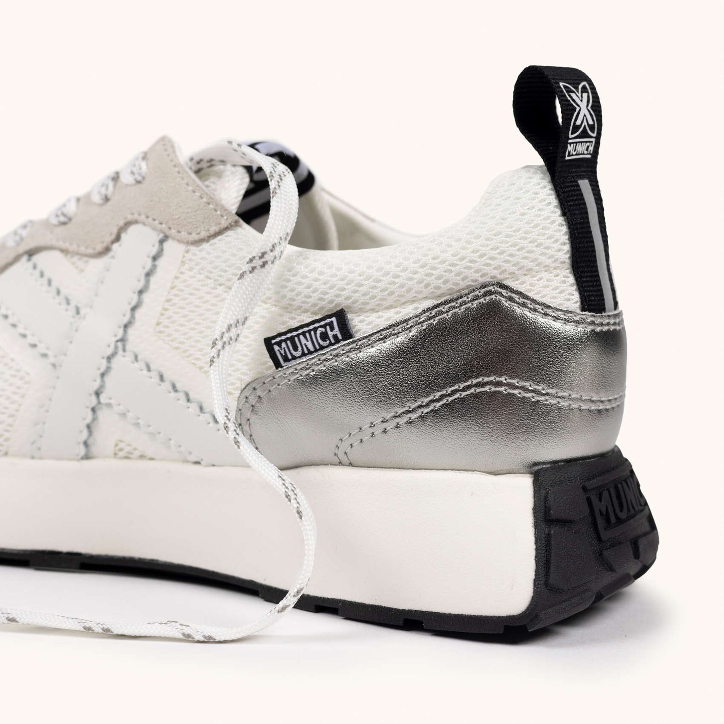 MUNICH XEMINE WMN 102 Sneakers de diseño running elegante blanco y plata