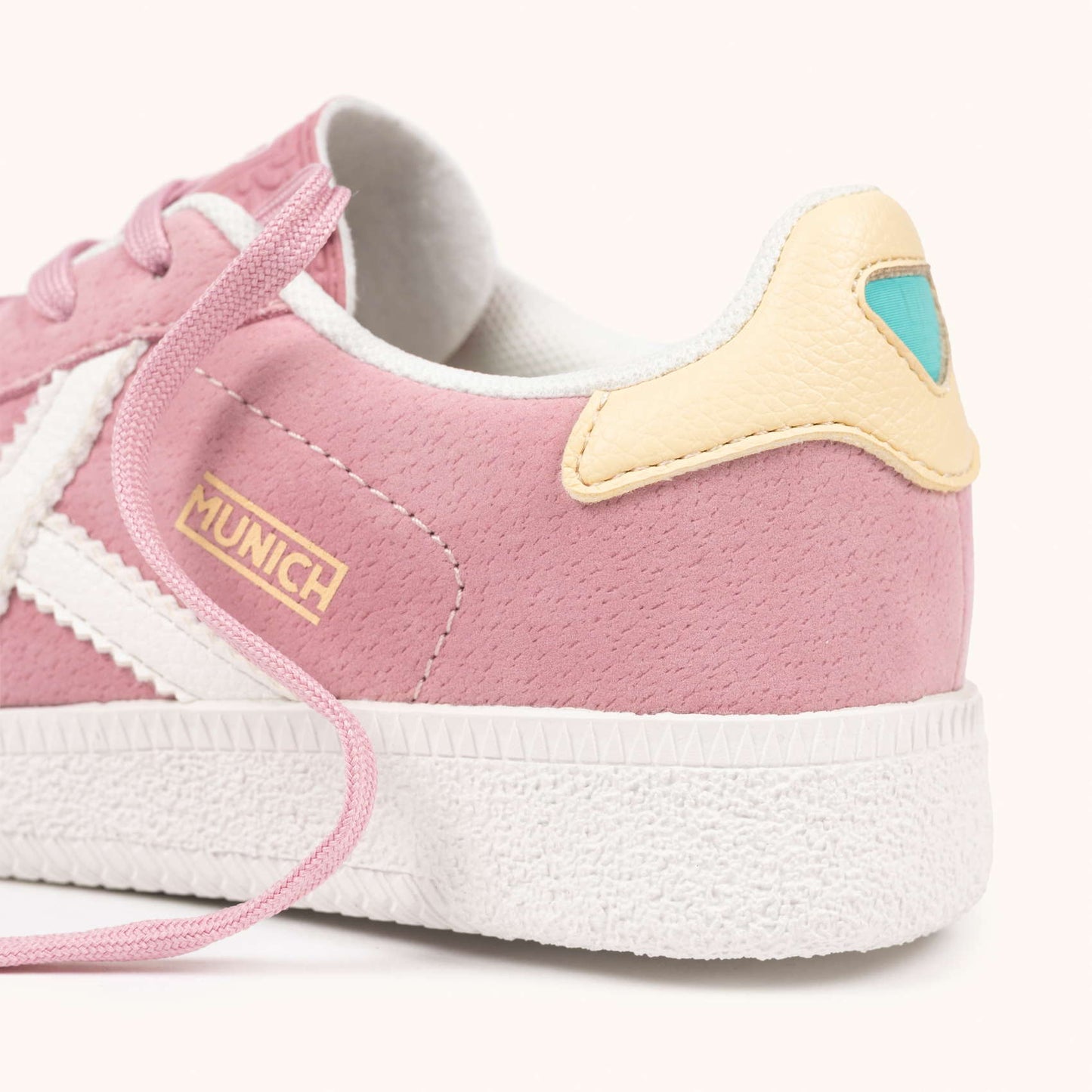 MUNICH MINI BARRU 18 Zapatillas Infantiles Rosa Pastel con Cordones y Detalles en Crema