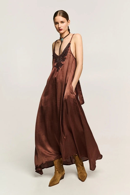 Vestido largo con detalles bordados