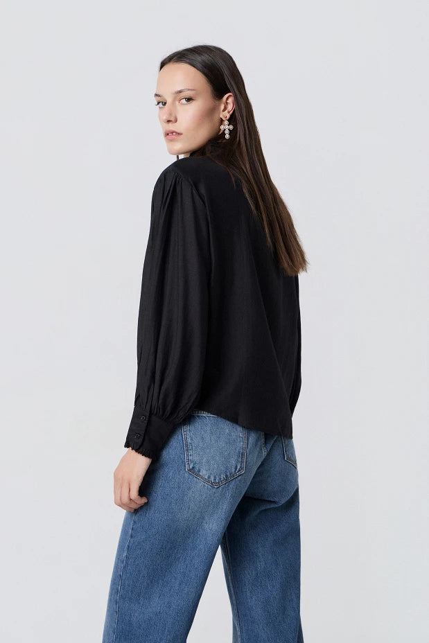 Camisa con detalles de encaje