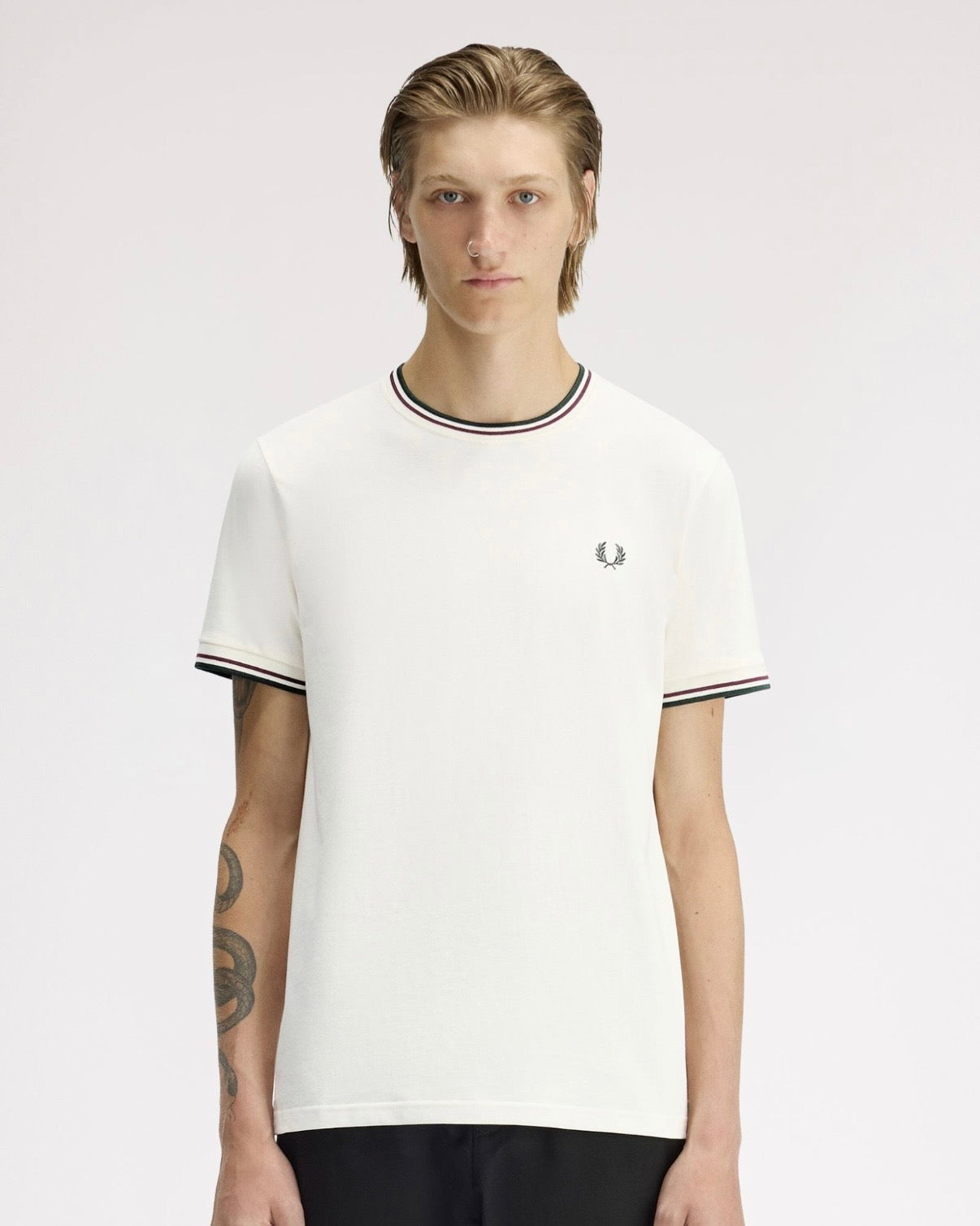 Camiseta con el ribete con dos franjas