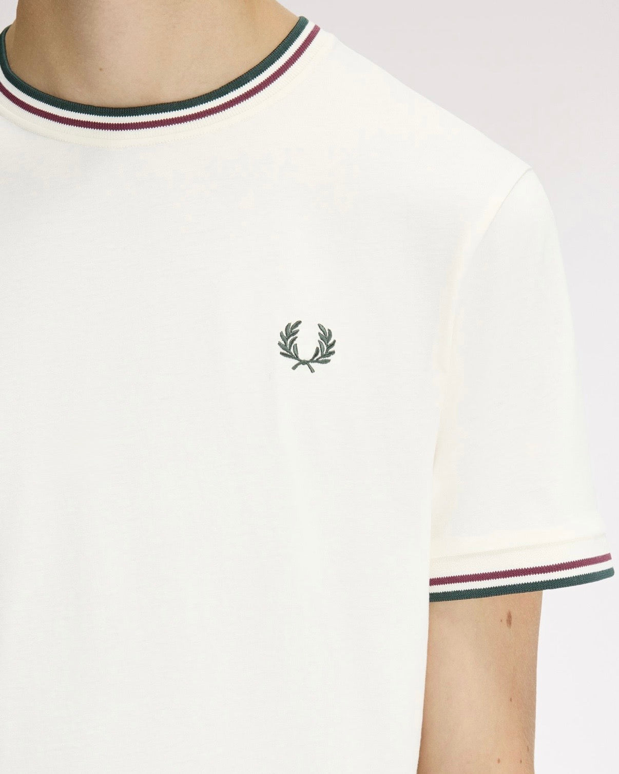 Camiseta con el ribete con dos franjas