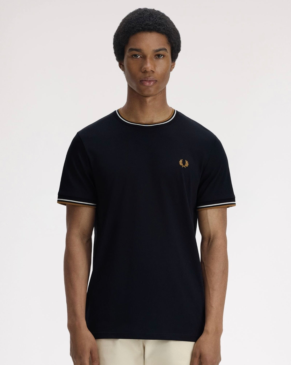 Camiseta con el ribete con dos franjas