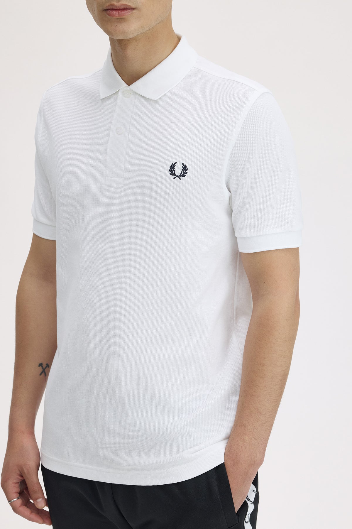 THE FRED PERRY SHIRT M6000 • 100